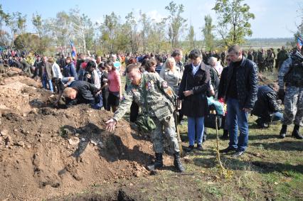 Украина. Донецкая область. Курган Саур-Могила. Похороны 17 ополченцев и захоронение останков 82 солдат Второй мировой войны. На снимке: командир подразделения ДНР Моторола (слева).