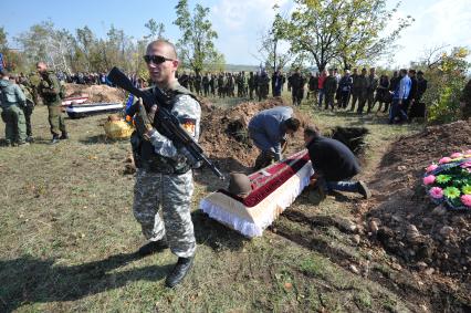 Украина. Донецкая область. Курган Саур-Могила. Похороны 17 ополченцев и захоронение останков 82 солдат Второй мировой войны.