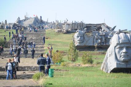 Украина. Донецкая область. Курган Саур-Могила. Похороны 17 ополченцев и захоронение останков 82 солдат Второй мировой войны.