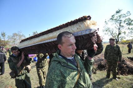 Украина. Донецкая область. Курган Саур-Могила. Похороны 17 ополченцев и захоронение останков 82 солдат Второй мировой войны.