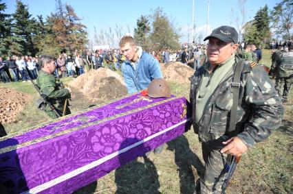 Украина. Донецкая область. Курган Саур-Могила. Похороны 17 ополченцев и захоронение останков 82 солдат Второй мировой войны.