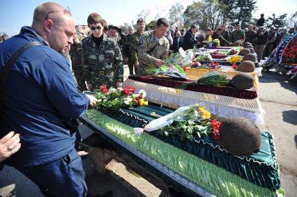 Украина. Донецкая область. Курган Саур-Могила. Похороны 17 ополченцев и захоронение останков 82 солдат Второй мировой войны.