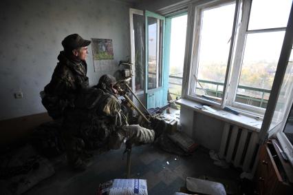 Украина. Донецк. Ополченцы ДНР штурмуют аэропорт, где находятся украинские войска. На снимке: ополченцы в одном из жилых домов рядом с аэропортом.