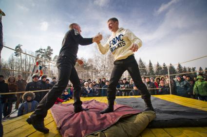 Мужчины участвуют в кулачном бое, во время празднования масленицы в Екатеринбурге