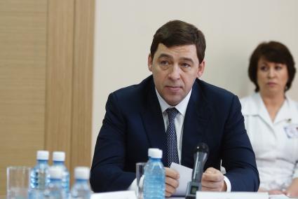 губернатор Свердловской области Евгений Куйвашев в областной клинической болнице №1 в Екатеринбурге