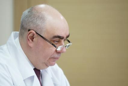 министр здравоохранения Свердловской области Аркадий Белявский в областной клинической болнице №1 в Екатеринбурге