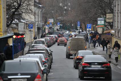 Припаркованные  автомобили на Большой Бронной улице в Москве.