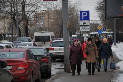 Припаркованные  автомобили на Большой Бронной улице в Москве.