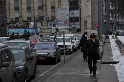 Припаркованные  автомобили на Большой Бронной улице в Москве.