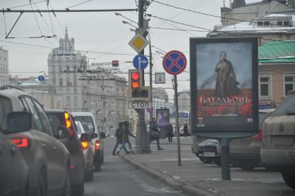 Автомобильное движение на Садовой-Каретной улице  в Москве.