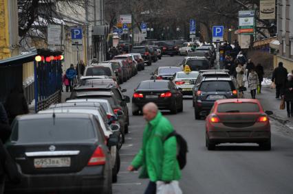 Припаркованные автомобили на Большой Бронной улице в Москве.