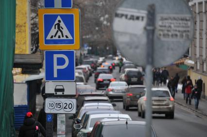 Припаркованные  автомобили на Большой Бронной улице в Москве.