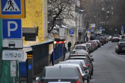 Припаркованные автомобили на Большой Бронной улице в Москве.