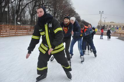 Участники  на всероссийском ежегодном пожарно-спасательном флешмобе в Центральном парке культуры и отдыха имени Горького, который проводится в рамках празднования 25-летия МЧС России.