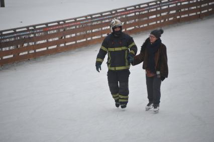 Участники  на всероссийском ежегодном пожарно-спасательном флешмобе в Центральном парке культуры и отдыха имени Горького, который проводится в рамках празднования 25-летия МЧС России.