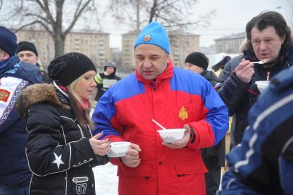 Фигуристка Мария Бутырская, министр РФ по делам гражданской обороны, чрезвычайным ситуациям и ликвидации последствий стихийных бедствий Владимир Пучков (в центре) и фигурист Артур Дмитриев на всероссийском ежегодном пожарно-спасательном флешмобе в Центральном парке культуры и отдыха имени Горького, который проводится в рамках празднования 25-летия МЧС России.