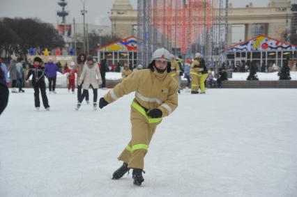 Участники  на всероссийском ежегодном пожарно-спасательном флешмобе в Центральном парке культуры и отдыха имени Горького, который проводится в рамках празднования 25-летия МЧС России.