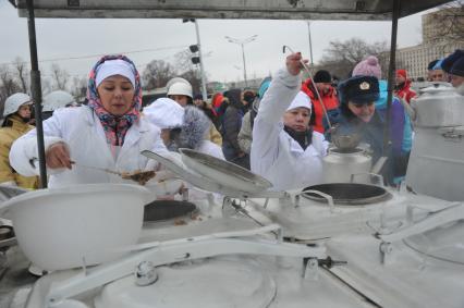 Участники  на всероссийском ежегодном пожарно-спасательном флешмобе в Центральном парке культуры и отдыха имени Горького, который проводится в рамках празднования 25-летия МЧС России.