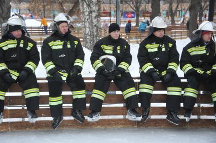 Участники  на всероссийском ежегодном пожарно-спасательном флешмобе в Центральном парке культуры и отдыха имени Горького, который проводится в рамках празднования 25-летия МЧС России.