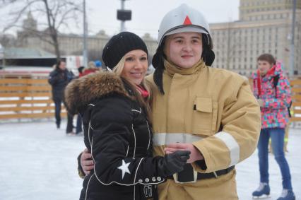 Фигуристка Мария Бутырская на всероссийском ежегодном пожарно-спасательном флешмобе в Центральном парке культуры и отдыха имени Горького, который проводится в рамках празднования 25-летия МЧС России.