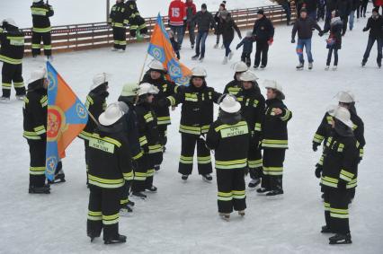 Участники  на всероссийском ежегодном пожарно-спасательном флешмобе в Центральном парке культуры и отдыха имени Горького, который проводится в рамках празднования 25-летия МЧС России.