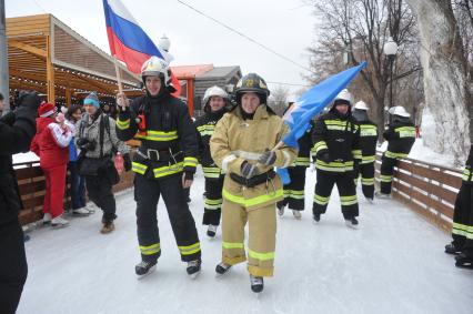 Участники  на всероссийском ежегодном пожарно-спасательном флешмобе в Центральном парке культуры и отдыха имени Горького, который проводится в рамках празднования 25-летия МЧС России.