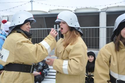 Участники  на всероссийском ежегодном пожарно-спасательном флешмобе в Центральном парке культуры и отдыха имени Горького, который проводится в рамках празднования 25-летия МЧС России.