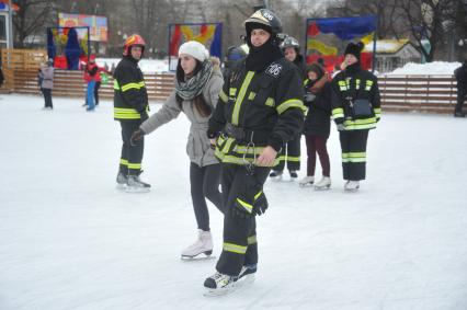 Участники  на всероссийском ежегодном пожарно-спасательном флешмобе в Центральном парке культуры и отдыха имени Горького, который проводится в рамках празднования 25-летия МЧС России.