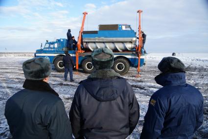 Спуск на землю Шнеко-роторного вездехода ЗиЛ-2906 Поисково-спасательный комплекс \"Синяя Птица\" для поиска и спасения космонавтов, после их приземления. учения поисково-спасательного отряда ЦВО по эвакуации космонавтов \"Союз ТМА\"