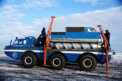 Спуск на землю Шнеко-роторного вездехода ЗиЛ-2906 Поисково-спасательный комплекс \"Синяя Птица\" для поиска и спасения космонавтов, после их приземления. учения поисково-спасательного отряда ЦВО по эвакуации космонавтов \"Союз ТМА\"