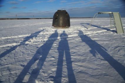 Спускаемая капсула корабля \"Союз ТМА\". учения поисково-спасательного отряда ЦВО по эвакуации космонавтов \"Союз ТМА\"