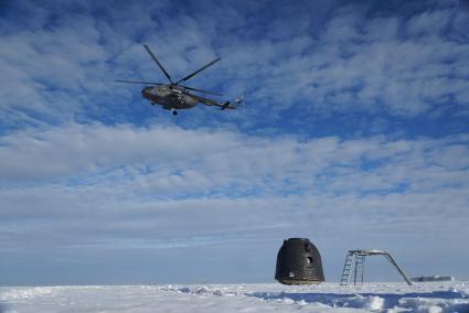 Вертолет Ми-8 с спасателями на борту, над местом посадки спускаемого аппарата \"Союз ТМА\". учения поисково-спасательного отряда ЦВО по эвакуации космонавтов \"Союз ТМА\" под Южноуральском