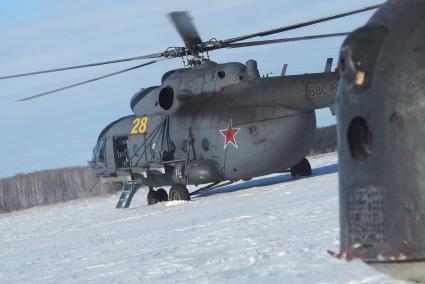 Вертолет Ми-8 с спасателями на борту, рядом с местом посадки спускаемого аппарата \"Союз ТМА\". учения поисково-спасательного отряда ЦВО по эвакуации космонавтов \"Союз ТМА\" под Южноуральском