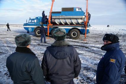 Спуск на землю Шнеко-роторного вездехода ЗиЛ-2906 Поисково-спасательный комплекс \"Синяя Птица\" для поиска и спасения космонавтов, после их приземления. учения поисково-спасательного отряда ЦВО по эвакуации космонавтов \"Союз ТМА\"