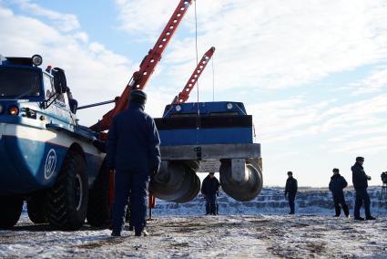 Спуск на землю Шнеко-роторного вездехода ЗиЛ-2906 Поисково-спасательный комплекс \"Синяя Птица\" для поиска и спасения космонавтов, после их приземления. учения поисково-спасательного отряда ЦВО по эвакуации космонавтов \"Союз ТМА\"