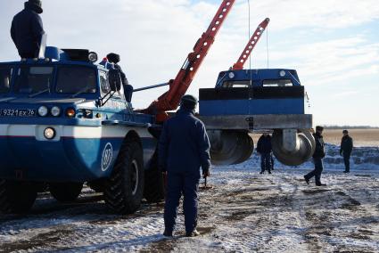 Спуск на землю Шнеко-роторного вездехода ЗиЛ-2906 Поисково-спасательный комплекс \"Синяя Птица\" для поиска и спасения космонавтов, после их приземления. учения поисково-спасательного отряда ЦВО по эвакуации космонавтов \"Союз ТМА\"