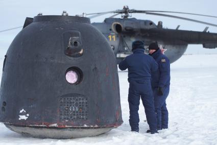 Вертолет Ми-8 с спасателями на борту, рядом с местом посадки спускаемого аппарата \"Союз ТМА\". учения поисково-спасательного отряда ЦВО по эвакуации космонавтов \"Союз ТМА\" под Южноуральском