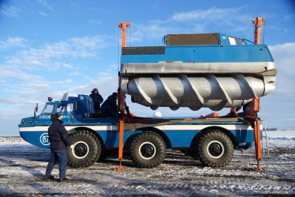 Спуск на землю Шнеко-роторного вездехода ЗиЛ-2906 Поисково-спасательный комплекс \"Синяя Птица\" для поиска и спасения космонавтов, после их приземления. учения поисково-спасательного отряда ЦВО по эвакуации космонавтов \"Союз ТМА\"