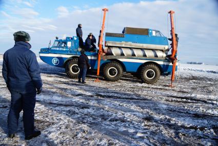 Спуск на землю Шнеко-роторного вездехода ЗиЛ-2906 Поисково-спасательный комплекс \"Синяя Птица\" для поиска и спасения космонавтов, после их приземления. учения поисково-спасательного отряда ЦВО по эвакуации космонавтов \"Союз ТМА\"