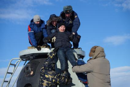 Сотрудники поисково-спасательного отряда, достают из космонавта из спускаемого аппарата \"Союз ТМА\". учения поисково-спасательного отряда ЦВО по эвакуации космонавтов \"Союз ТМА\" под Южноуральском