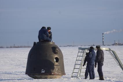 Спускаемая капсула корабля \"Союз ТМА\". учения поисково-спасательного отряда ЦВО по эвакуации космонавтов \"Союз ТМА\" под Южноуральском