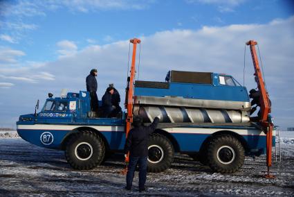 Спуск на землю Шнеко-роторного вездехода ЗиЛ-2906 Поисково-спасательный комплекс \"Синяя Птица\" для поиска и спасения космонавтов, после их приземления. учения поисково-спасательного отряда ЦВО по эвакуации космонавтов \"Союз ТМА\"