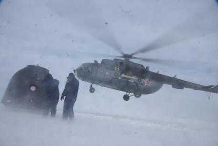 Вертолет Ми-8 эвакуирует спускаемый аппарат \"Союз ТМА\". учения поисково-спасательного отряда ЦВО по эвакуации космонавтов \"Союз ТМА\" под Южноуральском