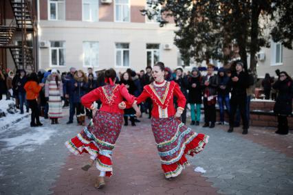 Ставропольские студенты-медики во время празднования Масленицы.