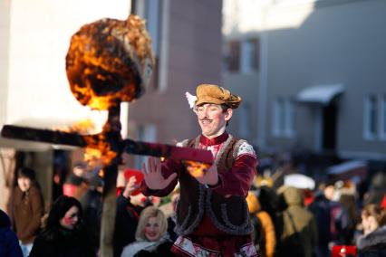Ставропольские студенты-медики сжигают чучело зимы во время празднования Масленицы.
