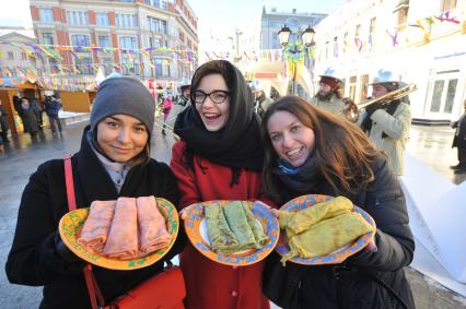 Блинная ярмарка на Кузнецком мосту в Москве. На снимке: девушки с блинами.