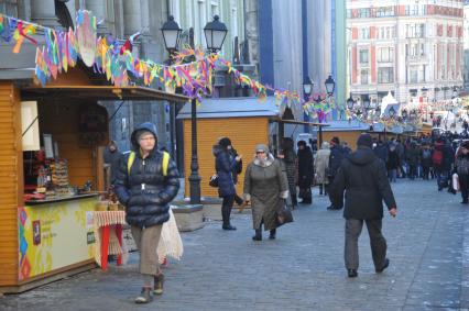 Блинная ярмарка на Кузнецком мосту в Москве.