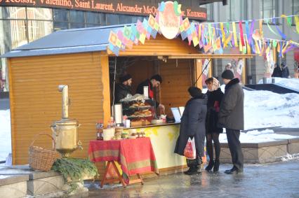 Блинная ярмарка на Кузнецком мосту в Москве.