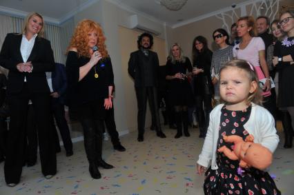 Открытие продюсерского центра Аллы Пугачевой Family club. На снимке: генеральный директор Family club, певица Ирсон Кудикова, певица Алла Пугачева, певец Филипп Киркоров и супруга модельера Валентина Юдашкина Марина.