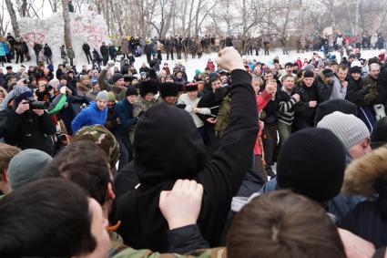 Молодые парни и мужчины участвуют в народной забаве \"Стенка на стенку\". Празднование Масленицы в Харитоновском парке, в Екатеринбурге